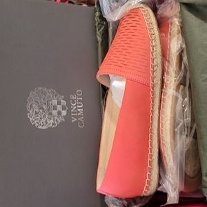 Vince Camuto grapefruit flat new in box